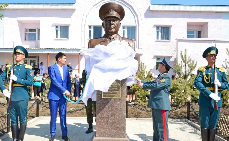 Сағдат нұрмағанбетов. Сагдат Нурмагамбетов. Сагадат Кожахметович Нурмагамбетов. Памятник Сагадату Нурмагамбетову. Генерал Нурмагамбетов.